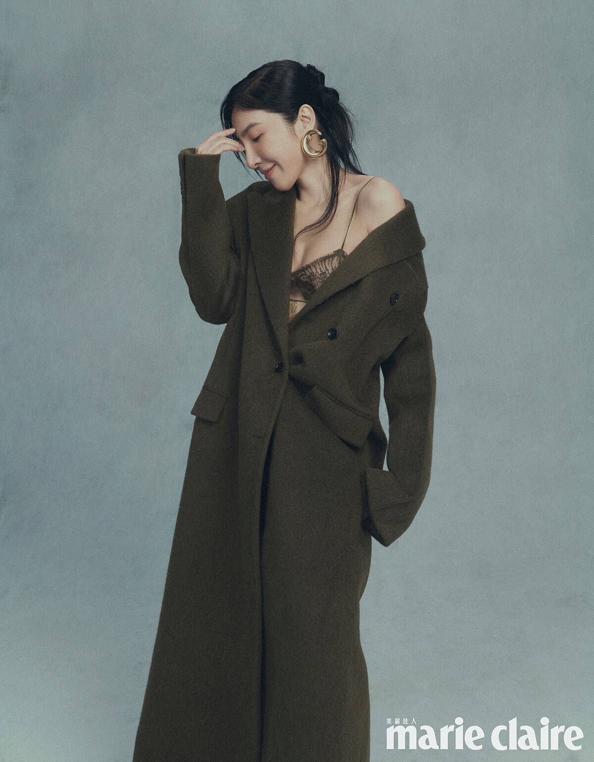 （楊謹華）深綠雙排釦短大衣、蕾絲連身長褲，both by Gucci。