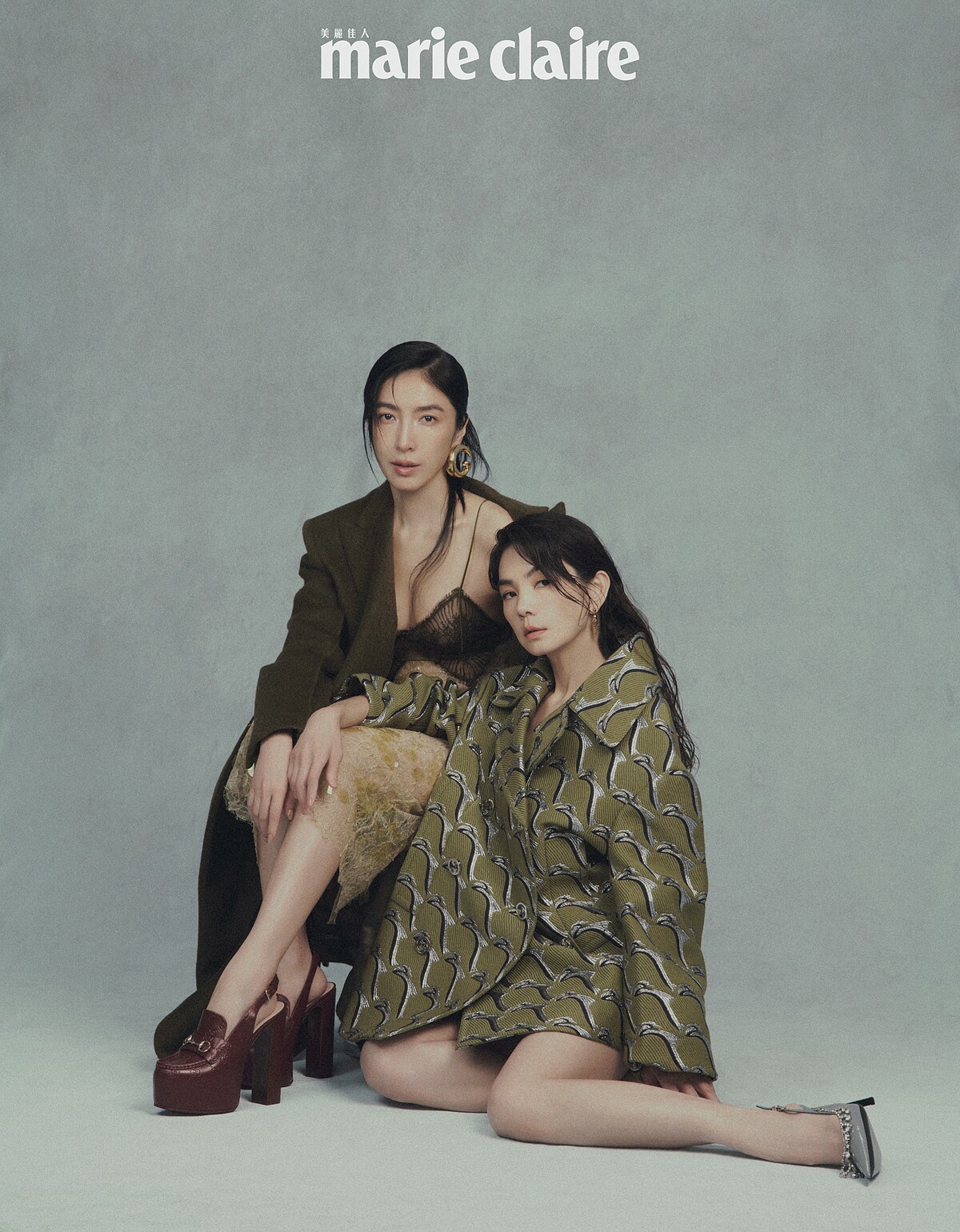 （楊謹華）深綠雙排釦短大衣、蕾絲連身長褲、深紅色莫卡辛高跟涼鞋，all by Gucci。（Ella 陳嘉樺）緹花雙排釦短大衣、緹花羊毛短褲、灰色水晶流蘇高跟鞋，all by Gucci。