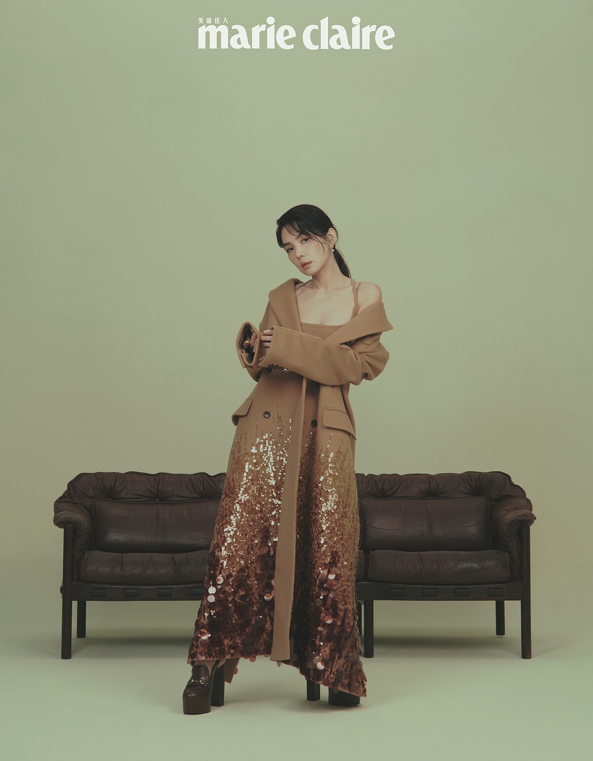 （Ella 陳嘉樺）駝色亮片大衣、駝色細肩帶上衣、駝色羊毛短褲、Horsebit 厚底樂福鞋，all by Gucci。