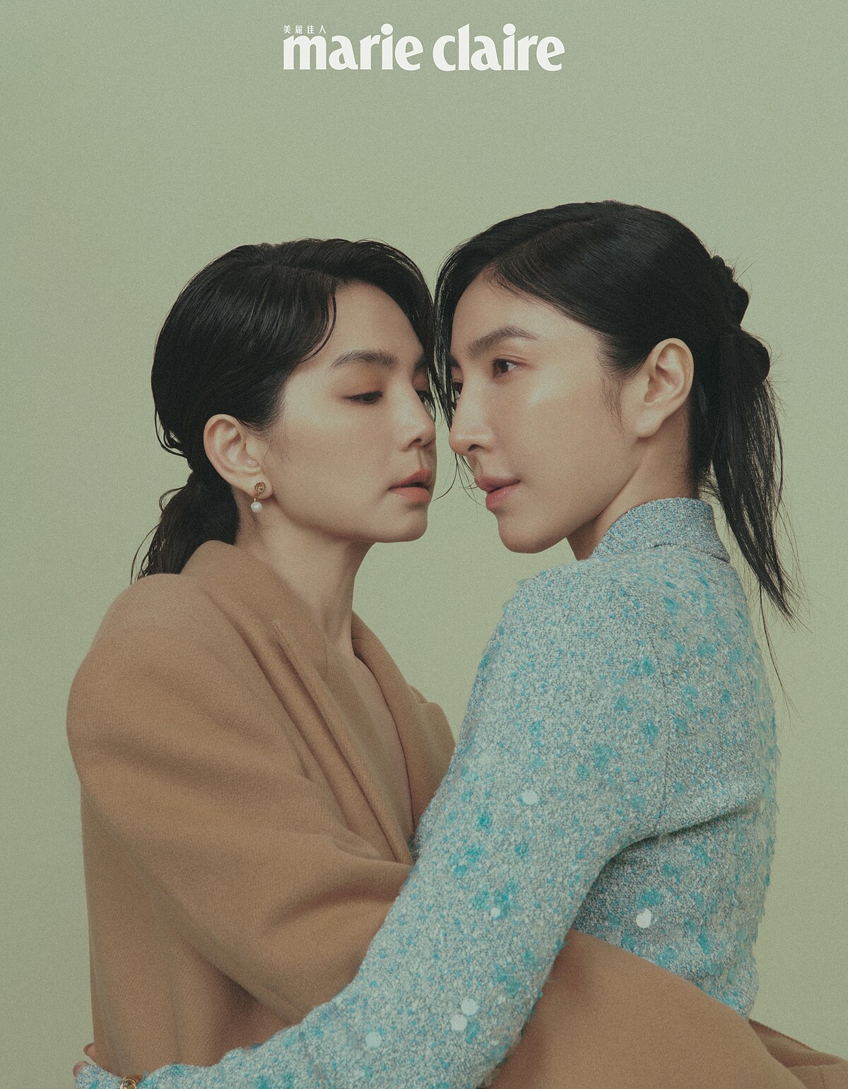 （Ella 陳嘉樺）駝色亮片大衣、駝色細肩帶上衣，both by Gucci。（楊謹華）淺藍色亮片開襟衫，Gucci。