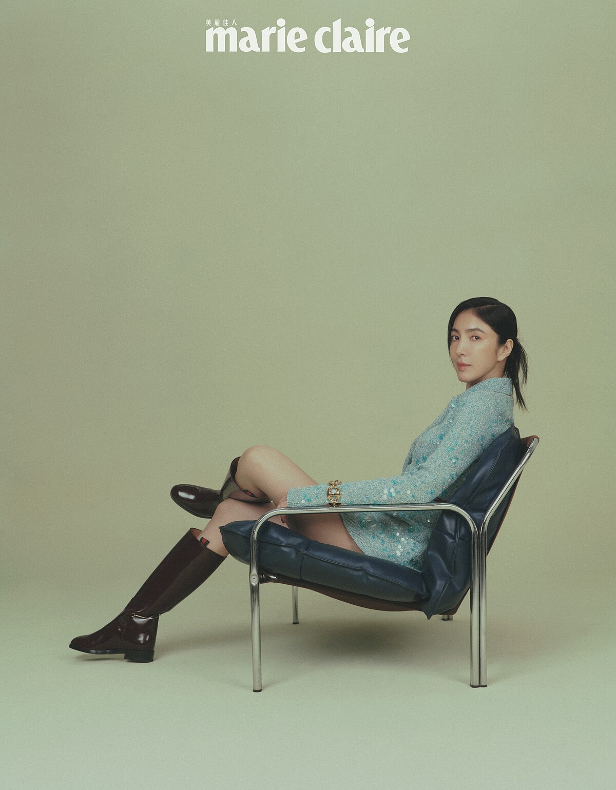 （楊謹華）淺藍色亮片開襟衫、淺藍色亮片短褲、深紅色亮皮長靴，all by Gucci。