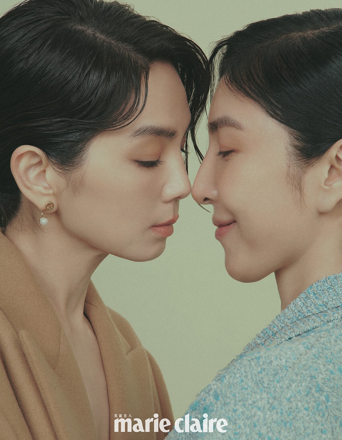 （Ella 陳嘉樺）駝色亮片大衣、駝色細肩帶上衣，both by Gucci。（楊謹華）淺藍色亮片開襟衫，Gucci。