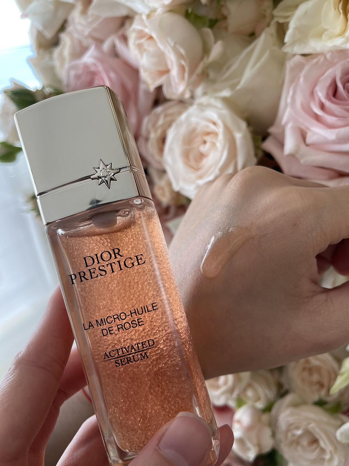 全新迪奧精萃再生玫瑰微導精露質地更輕盈