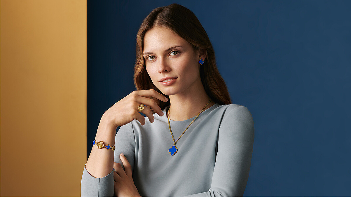 Van Cleef &amp;amp; Arpels梵克雅寶Alhambra系列再添新作，幸運符碼經典蛻變，以新穎巧思組合珍稀材質，展現重塑優雅的獨特風格魅力。