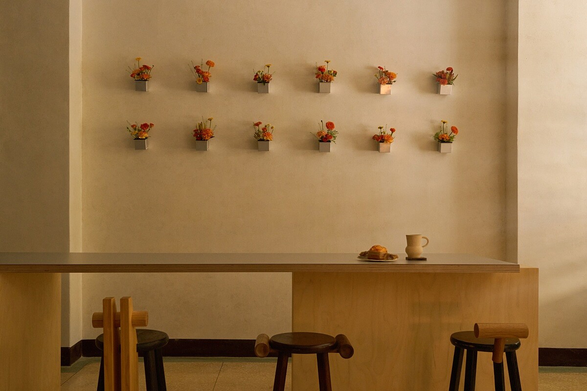 牆面由花藝師「Miki Wei Studio」以品牌色挑選季節選花裝飾。