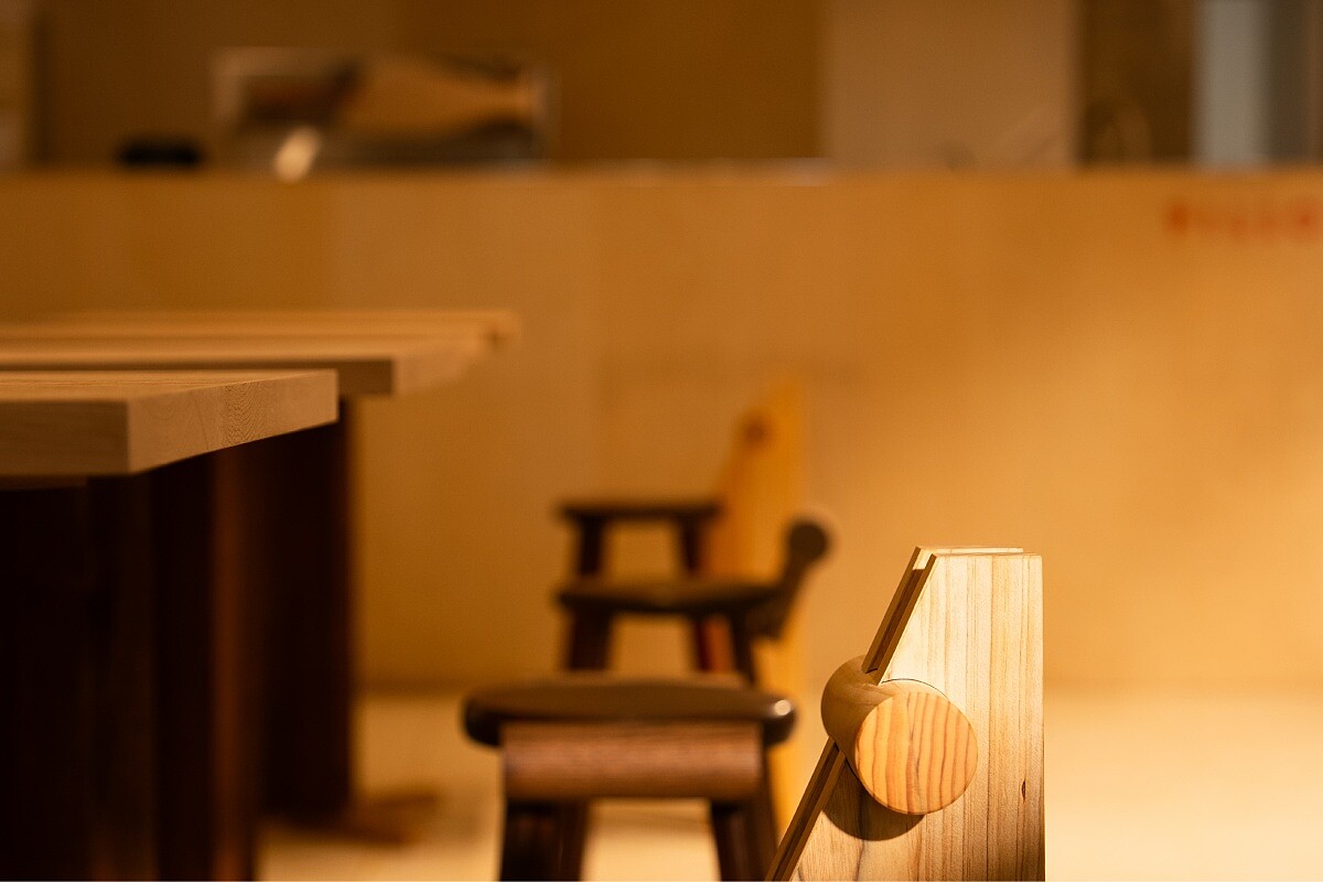 座椅則從傳統木凳出發，調整了扶手和靠背的高度和尺寸，為台式老件傢俱帶來了新風貌。