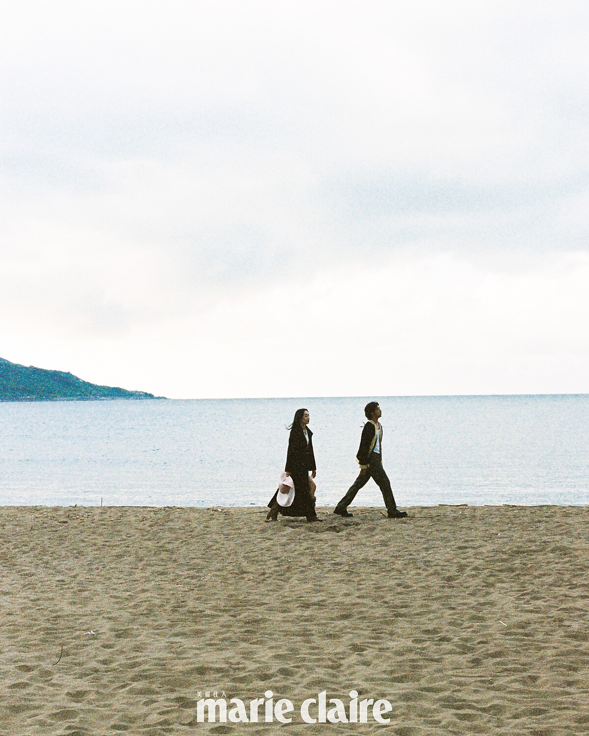 （Cecilia Choi）黑色斜紋軟呢長版綁帶大衣、白色針織洋裝、粉色寬沿草帽、皮穿鍊腰鍊、橘色皮革菱紋口蓋包，all by Chanel。（Bolin Chen）米黑雙色針織外套、斜紋軟呢狩獵帽，bothl by Chanel。