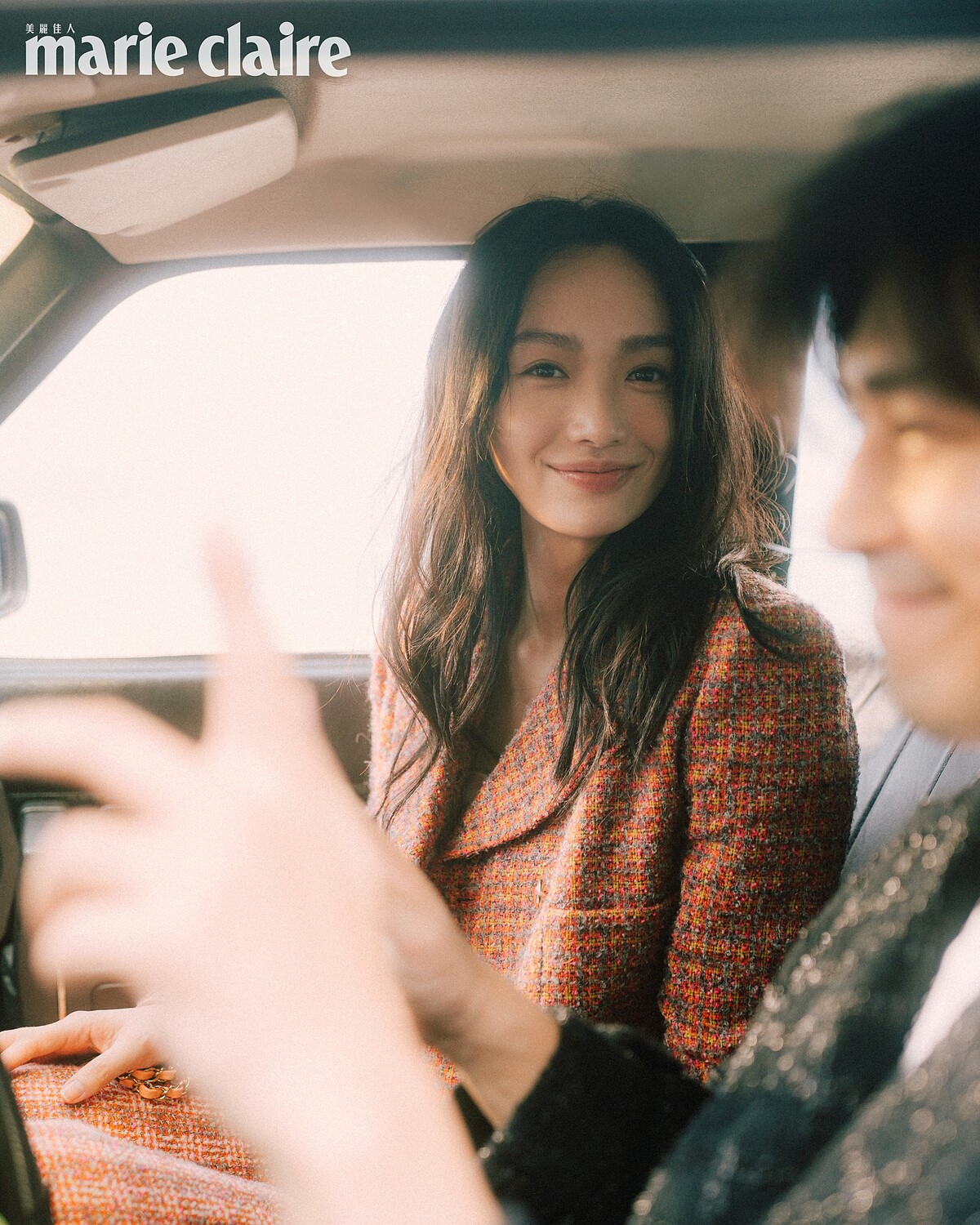 （Cecilia Choi）日暮色亮片飾邊外套與長褲、多彩電影票根印花絲質上衣、橘色皮革菱紋口蓋包，all by Chanel。