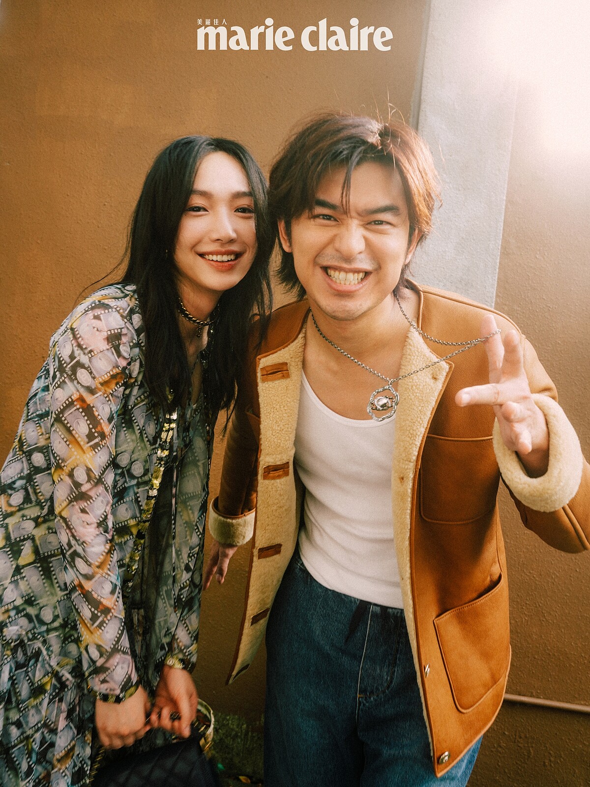 （Cecilia Choi）底片印花雪紡荷葉摺飾洋裝與外套、雙C LOGO頸鍊，bothl by Chanel。（Bolin Chen）棕色翻羊毛大衣、山茶花造型項鍊，bothl by Chanel。