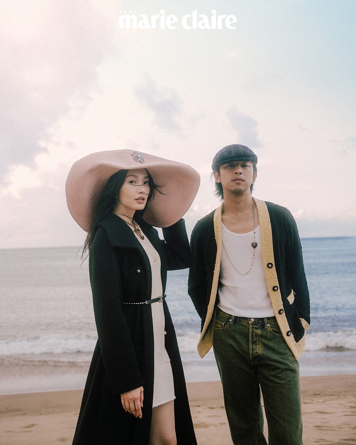 （Cecilia Choi）黑色斜紋軟呢長版綁帶大衣、白色針織洋裝、粉色寬沿草帽、皮穿鍊腰鍊，all by Chanel。（Bolin Chen）米黑雙色針織外套、斜紋軟呢狩獵帽、長鍊，bothl by Chanel。