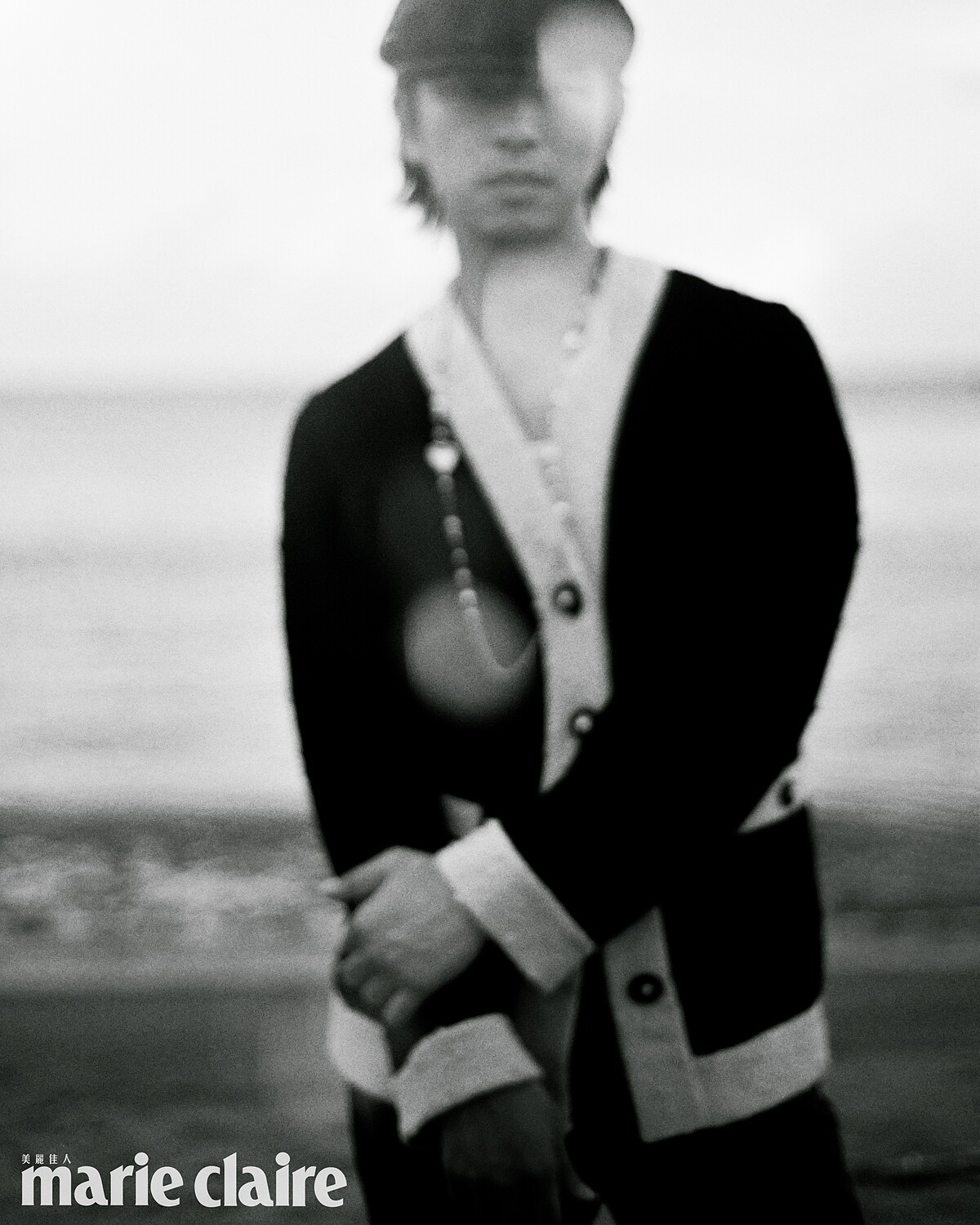 （Bolin Chen）米黑雙色針織外套、斜紋軟呢狩獵帽、長鍊，bothl by Chanel。