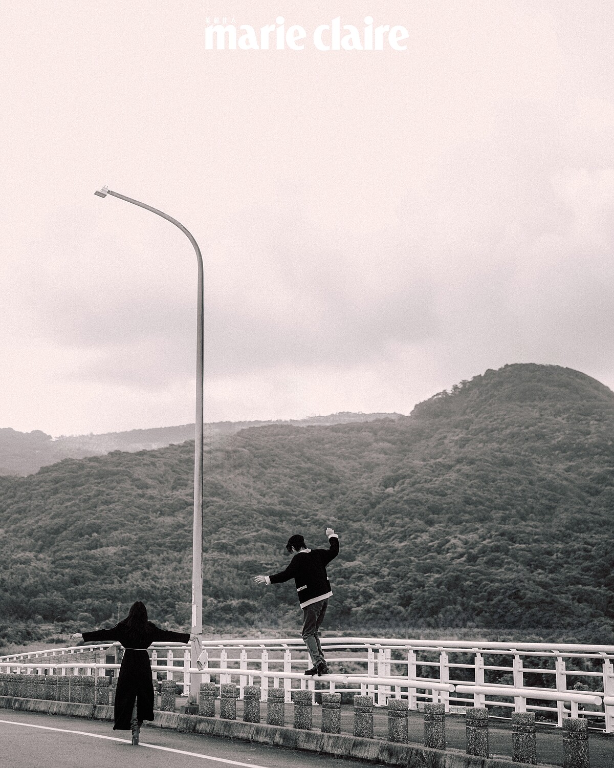 （Cecilia Choi）黑色斜紋軟呢長版綁帶大衣、白色針織洋裝、粉色寬沿草帽、皮穿鍊腰鍊、橘色皮革菱紋口蓋包，all by Chanel。（Bolin Chen）米黑雙色針織外套、斜紋軟呢狩獵帽、長鍊，bothl by Chanel。