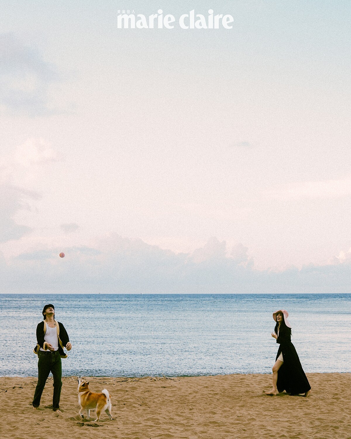 （Cecilia Choi）黑色斜紋軟呢長版綁帶大衣、白色針織洋裝、粉色寬沿草帽、皮穿鍊腰鍊，all by Chanel。（Bolin Chen）米黑雙色針織外套、斜紋軟呢狩獵帽、長鍊，bothl by Chanel。