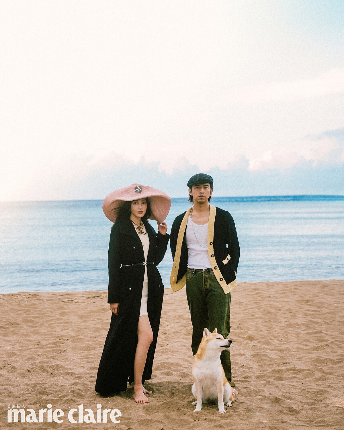 （Cecilia Choi）黑色斜紋軟呢長版綁帶大衣、白色針織洋裝、粉色寬沿草帽、皮穿鍊腰鍊，all by Chanel。（Bolin Chen）米黑雙色針織外套、斜紋軟呢狩獵帽、長鍊，bothl by Chanel。