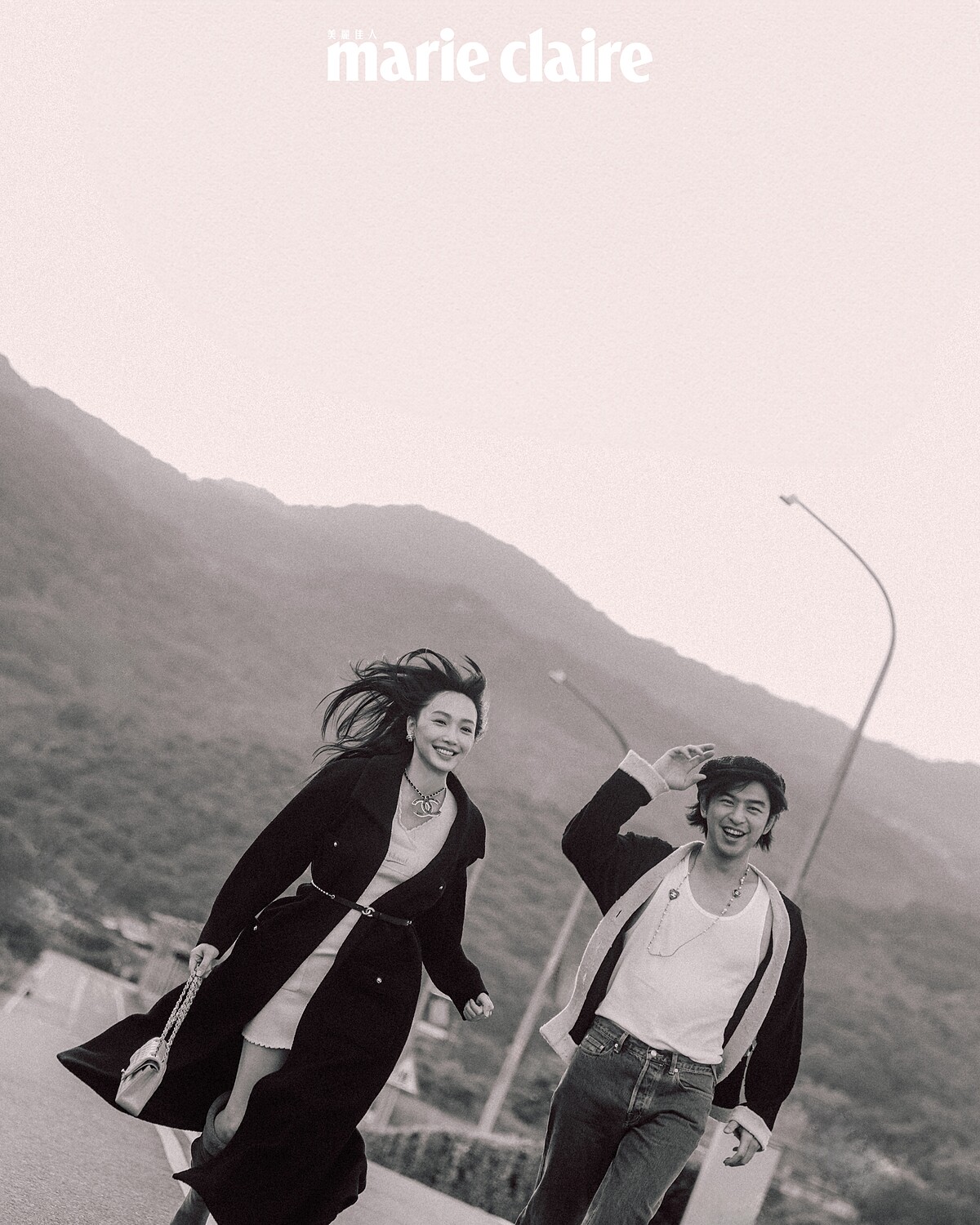 （Cecilia Choi）黑色斜紋軟呢長版綁帶大衣、白色針織洋裝、粉色寬沿草帽、皮穿鍊腰鍊、橘色皮革菱紋口蓋包，all by Chanel。（Bolin Chen）米黑雙色針織外套、斜紋軟呢狩獵帽、長鍊，bothl by Chanel。