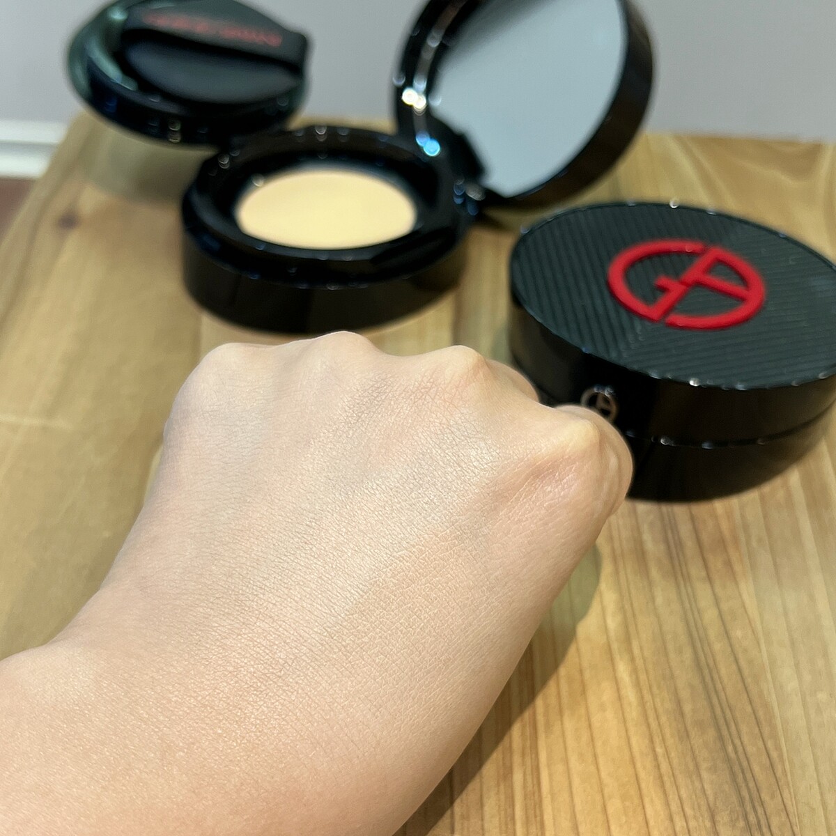 Armani Beauty Power-Fabric+Cushion超持妝絲絨水慕斯無瑕氣墊粉餅妝感示意。