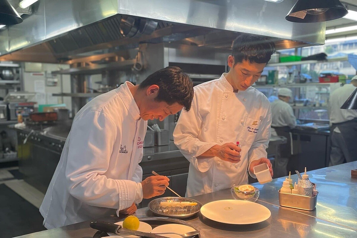 右為料理長 緒方 雲。