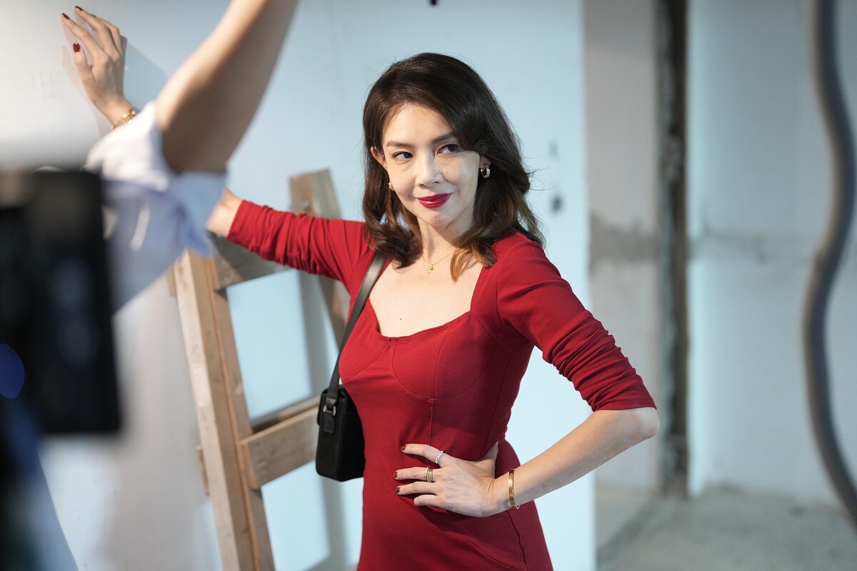 《今夜一起為愛鼓掌》林美貞飾演打扮性感、作風火辣的熟女客戶