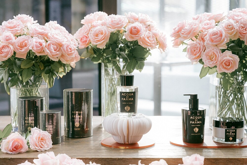 Acqua di Parma曦光玫瑰淡香精20ml，NT4,700、100ml，NT10,800、180ml，NT13,000、曦光玫瑰手部身體潔膚露300ml，NT2,600、身體乳150ml， NT3,900