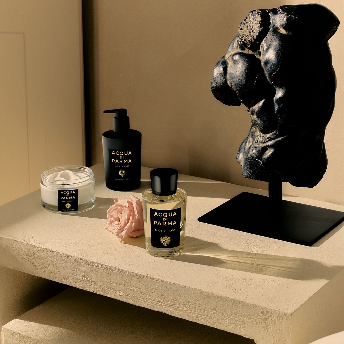 Acqua di Parma曦光玫瑰淡香精20ml，NT4,700、100ml，NT10,800、180ml，NT13,000、曦光玫瑰手部身體潔膚露300ml，NT2,600、身體乳150ml， NT3,900