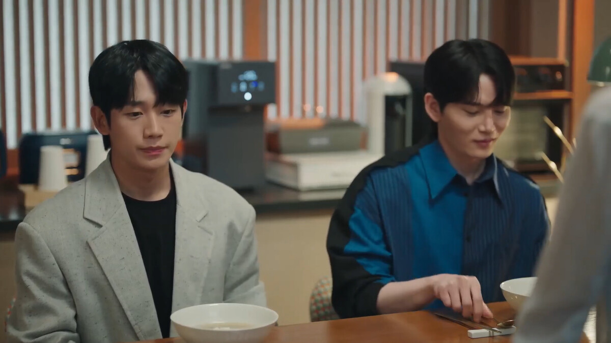 宋鉉濬(右)一邊試吃裵石榴做的料理，一邊說&rdquo;我們是彼此督促的關係&rdquo;，讓崔承效癟嘴