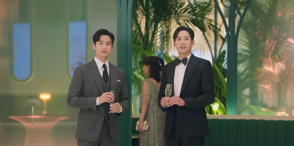 尹殷盛(右)第一次見白賢佑就刺激他&rdquo;你不在乎洪海仁&rdquo;