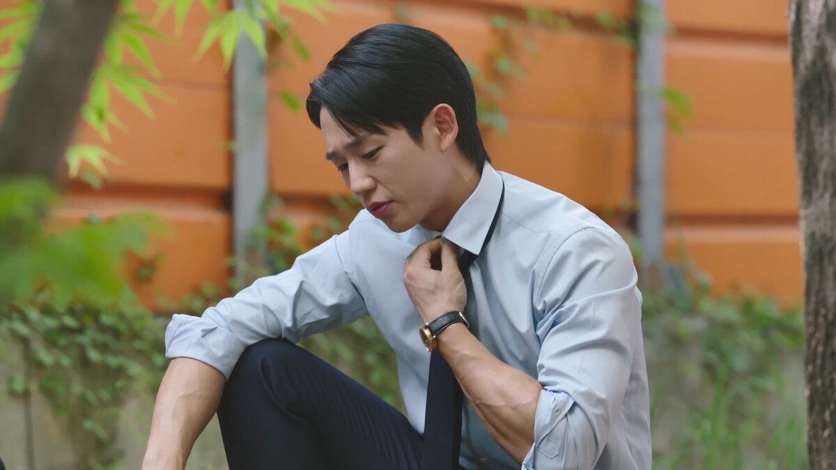 洪海仁緊盯著白賢佑的臉和前臂