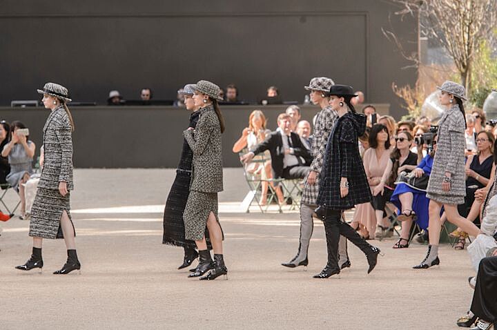 香奈兒曾於艾菲爾鐵塔下舉辦2017年秋冬高級訂製服系列時裝秀。