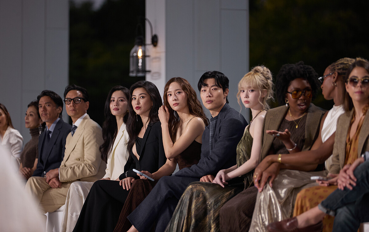 (左至右) 馮德倫. 吳彥祖. 劉詩詩. 朱珠. 鄭秀晶. 柳俊烈. 金旼炡 (Winter)