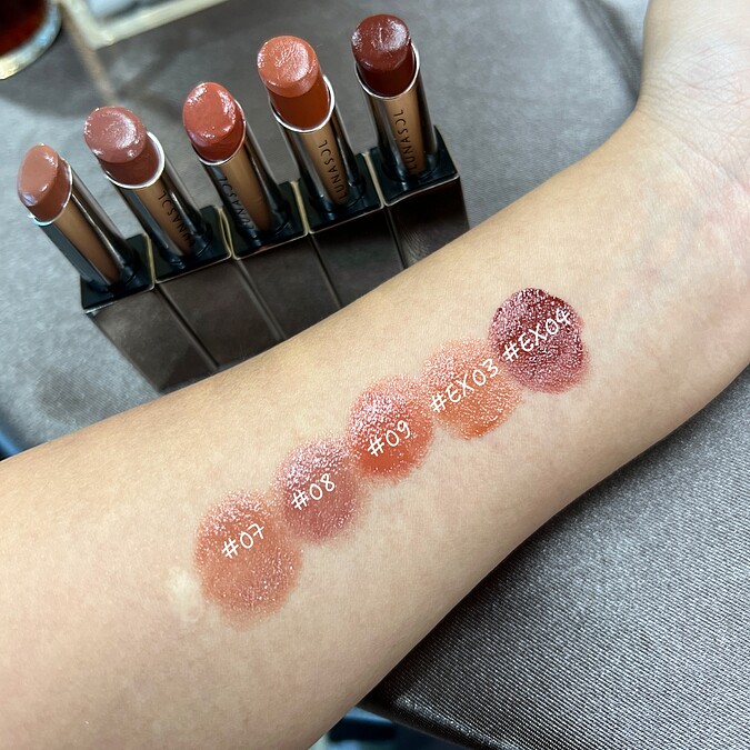 LUNASOL持彩豐潤魅唇膏手部試色。