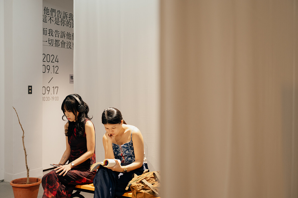 「他們告訴我，這不是你的錯。而我告訴他們，一切都會沒事」展場情境