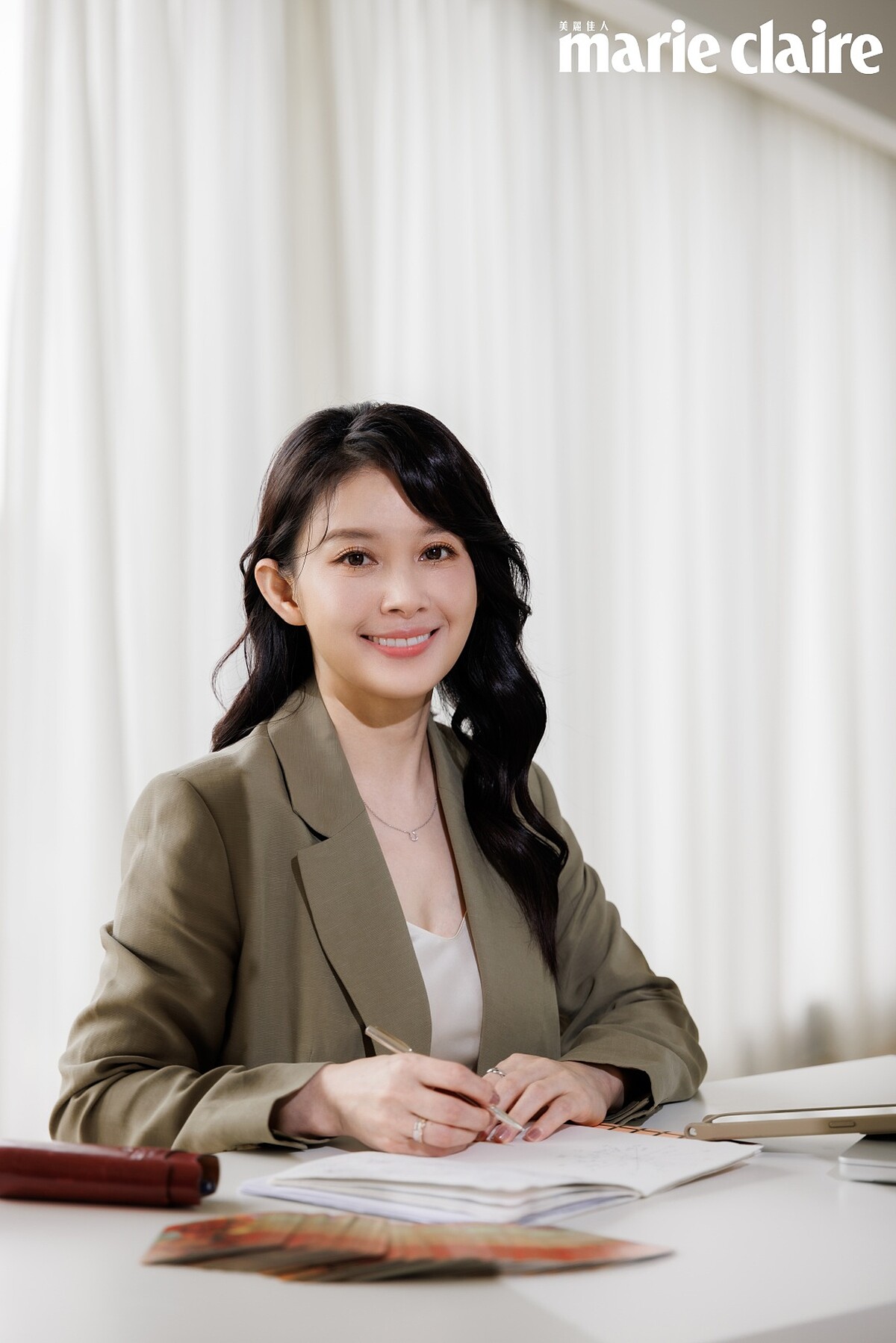 橄欖綠西裝外套，Club Monaco。