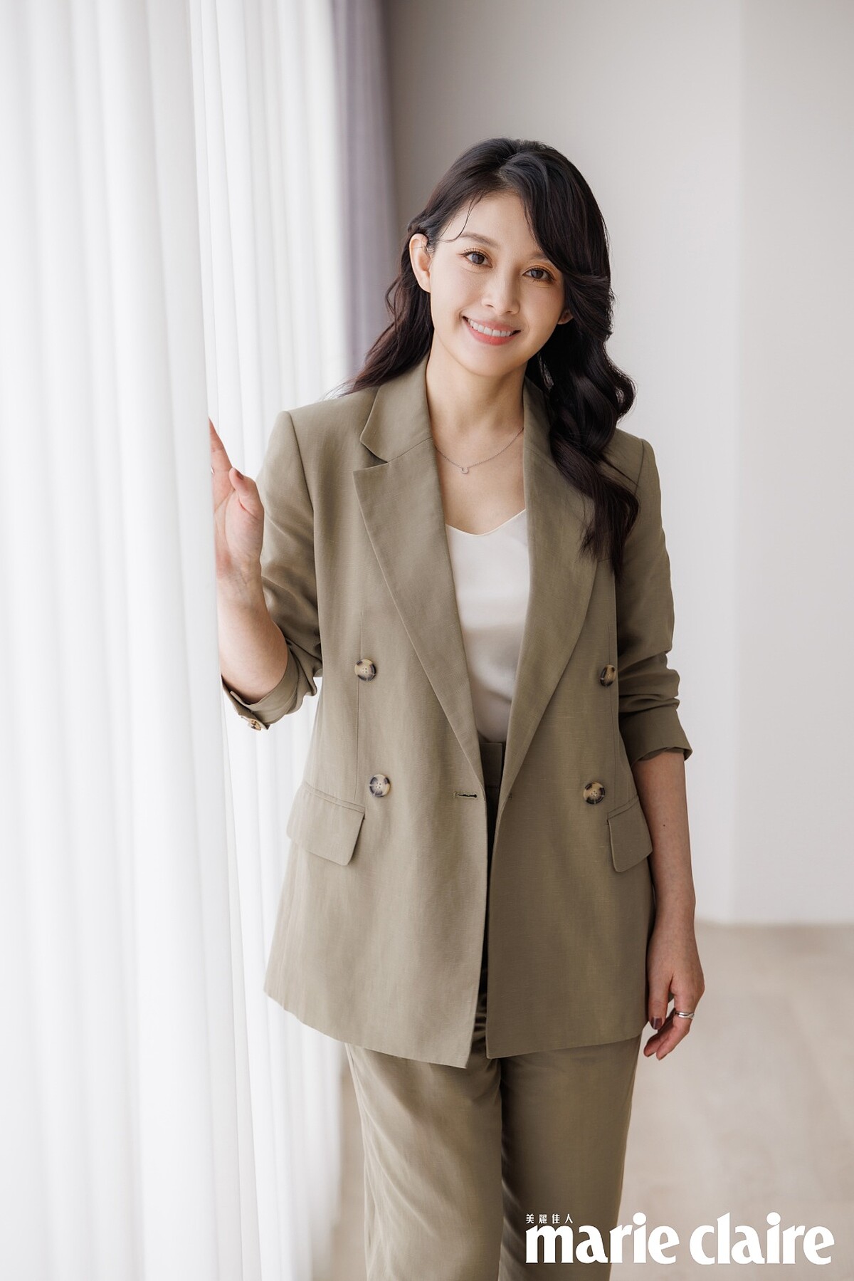 白瑜橄欖綠西裝外套、橄欖綠西裝長褲，both by Club Monaco。