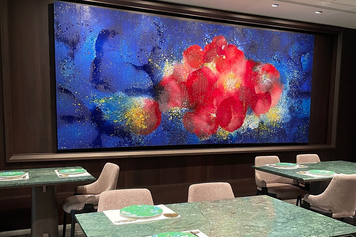 用餐空間展示了台灣當代藝術家江賢二的作品〈比西里岸之夢〉。