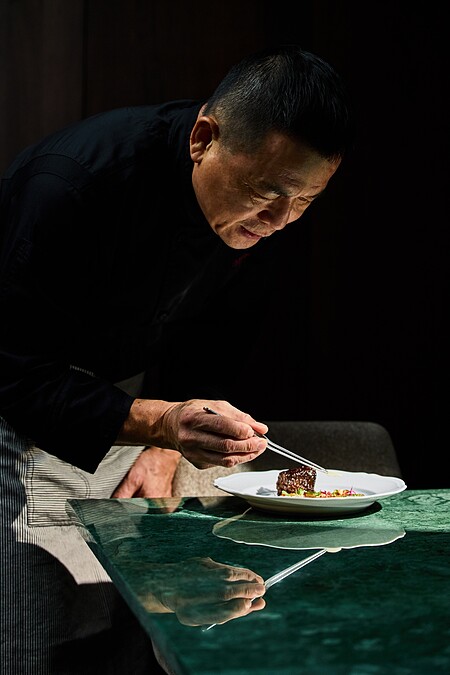 「aMaze」的總主廚來頭不小,是曾在亞都麗緻飯店天香樓擔任中餐行政總主廚長達27年的楊光宗。