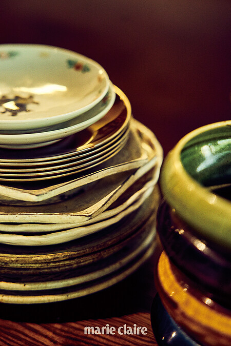 吧台上擺放了許多小皿，溫馨樸質。