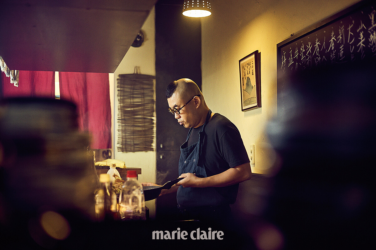 與座位相望則是的一字型料理空間，也是「昭和食堂」的主人兼主廚 Joe 大展身手的舞台。