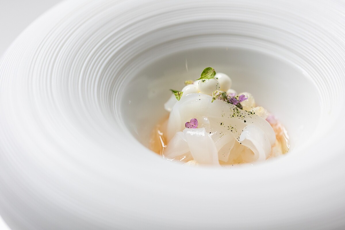 鹽之華主廚黎俞君創作料理「軟絲麵」。