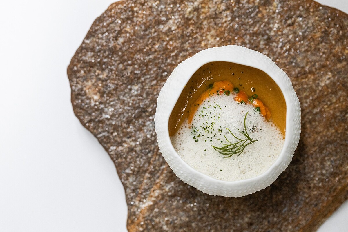 「16 By Flo」Florence Dalia創作料理「海膽蒸蛋」。