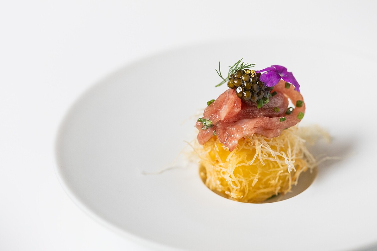 「16 By Flo」Florence Dalia創作料理「鮪魚大腹／煎脆馬鈴薯／香料美乃滋」。