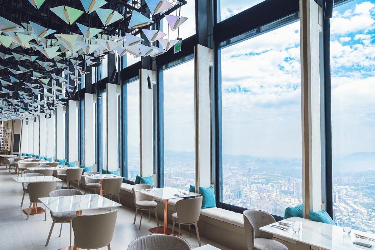 位於微風南山47樓的法式餐廳「MiraWan」，高樓層的地理位置帶來獨特的高空景觀。