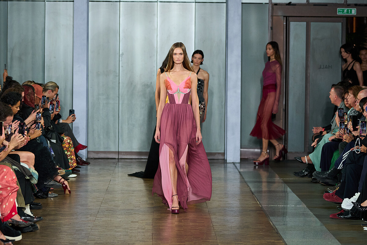 Nensi Dojaka2025春夏系列宣布與Calvin Klein合作，體現了兩個品牌的共同靈感：女性性感的力量。