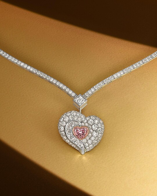 大象靈感造型 Tenderness 鑽石吊墜項鍊，De Beers。