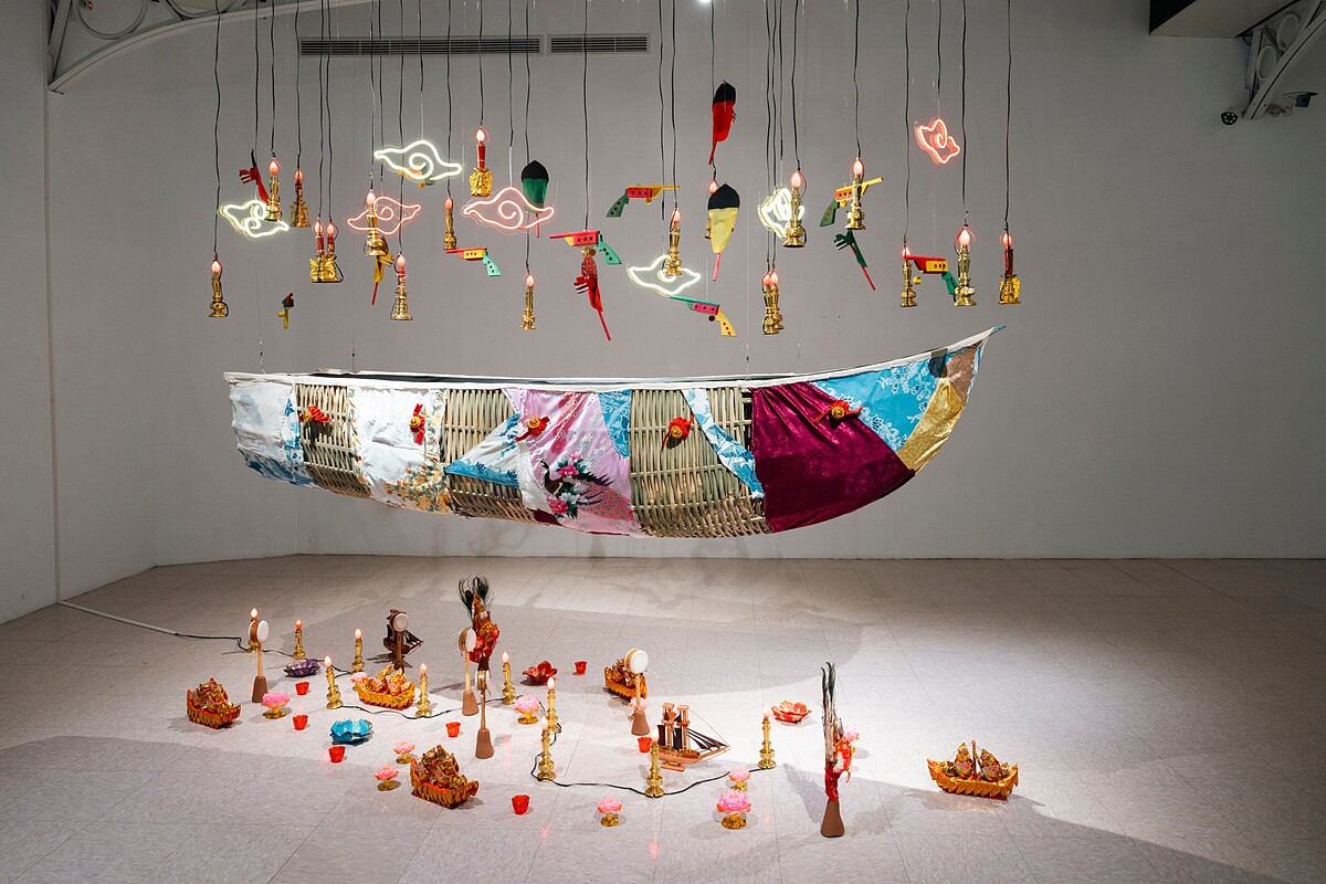 FX哈索諾〈漫長旅程後遺留下的文化〉，2024。竹子、織品、現成物、LED燈泡、塑膠和木材。320 x 120 x 150 cm（L x W x H）。