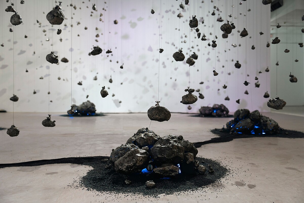 劉柏村〈天地一方〉，2024。鋼、LED不鏽鋼馬達、LED燈。尺寸依空間而定。