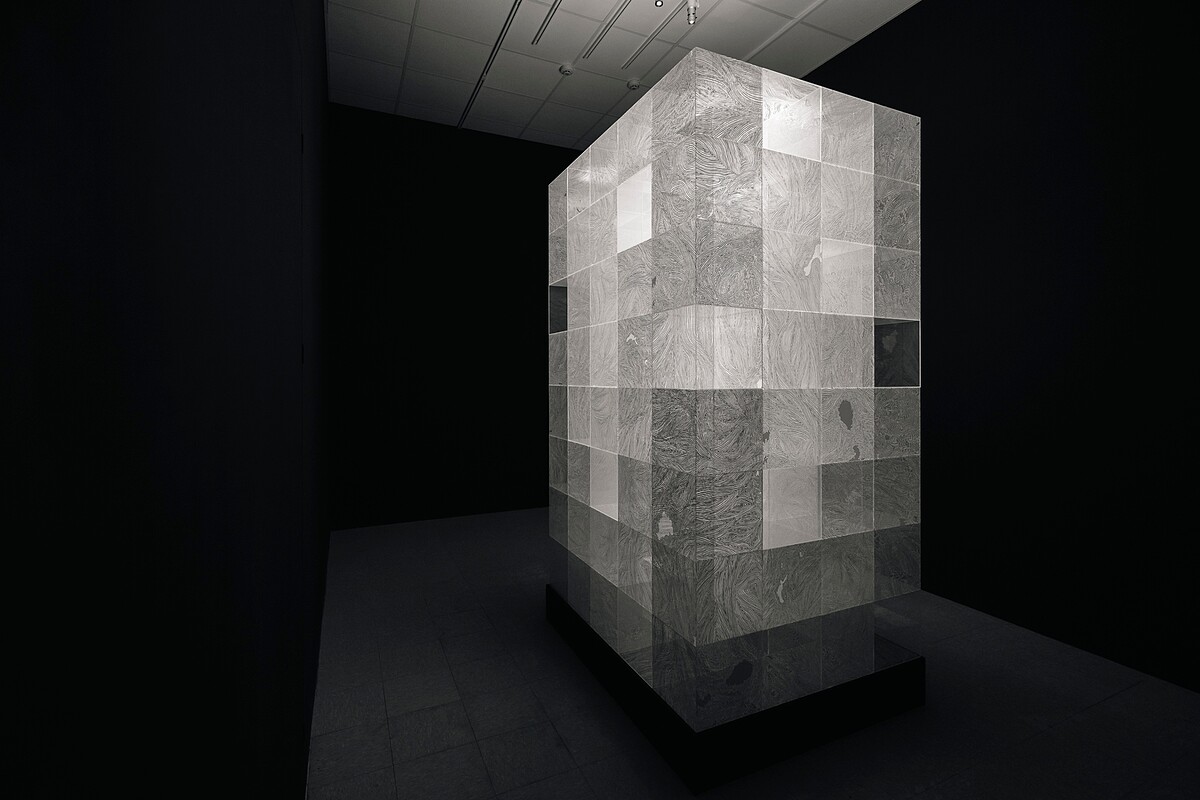 大卷伸嗣〈漂浮 &ndash; 構築之詩〉，2022。絹印、壓克力盒。29.5 x 29.5 x 29.5 cm（L x W x H），共157顆。