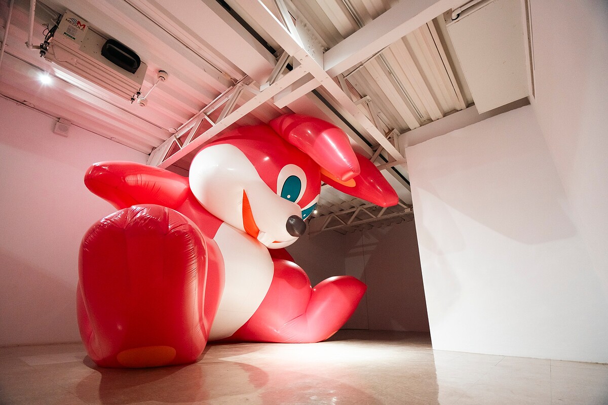 鳥光桃代〈總覺得有點不舒服〉，2000-2023。充氣PVC塗層布、鼓風機、軟導管。300 x 300 x 480 cm（L x W x H），共2件。