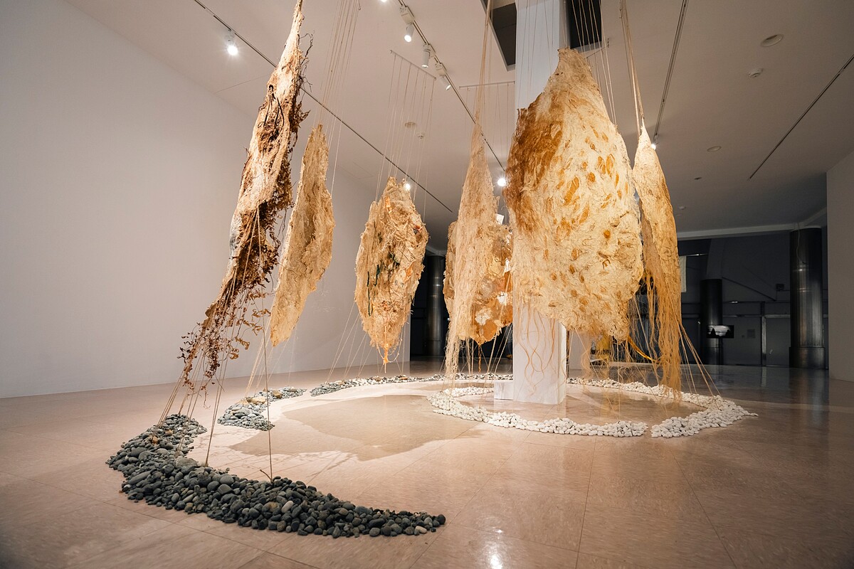 陳淑燕〈輕擊著 那回聲〉，2003。樹皮布，樹藤，草木染色，紗布，鐵網，布，各種線，紙，瓊麻、苧麻、絲瓜絡等 植物纖維。70 x 35 x 180 cm（L x W x H），共8片。