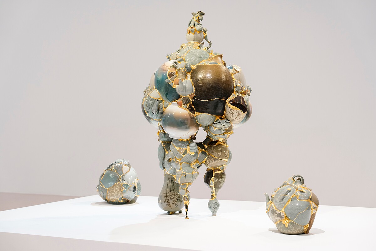 李受俓〈瓷瓶轉譯〉，2016-2023。陶瓷碎片、環氧樹脂、24k 金箔。