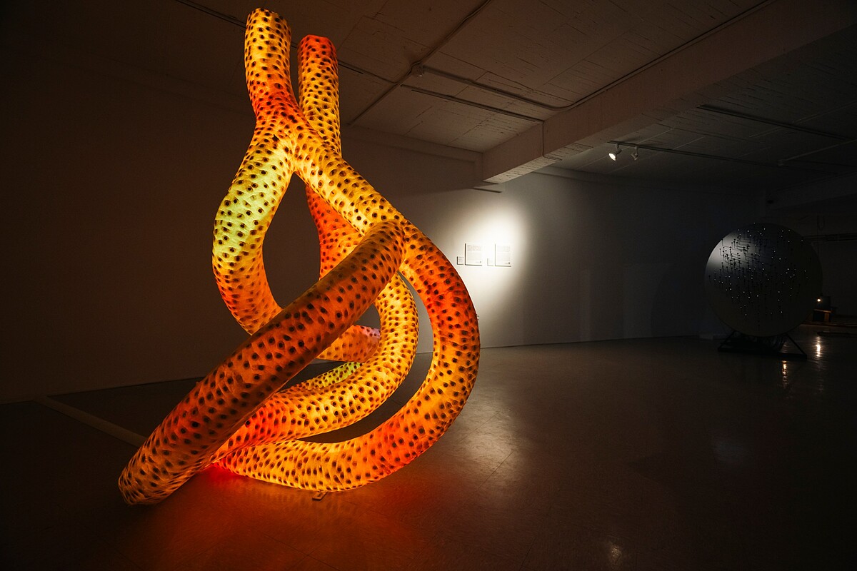 蘇詠寶〈達摩克利斯種子（流動）〉，2024。千層紙、樹脂、LED燈。140 x 140 x 190 cm（L x W x H）。